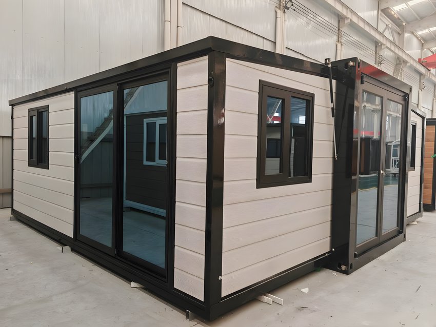 Casa modular AVITA expandida en fábrica, acabado blanco con ventanas negras