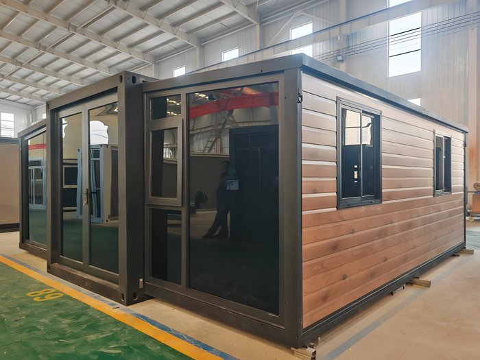 Casa modular AVITA con revestimiento de madera y ventanales de piso a techo