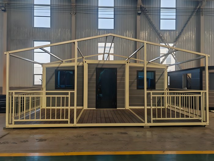 Estructura de acero galvanizado de casa modular AVITA antes del panelado