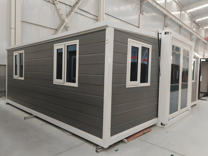 Casa modular AVITA expandida, acabado gris con ventanas blancas
