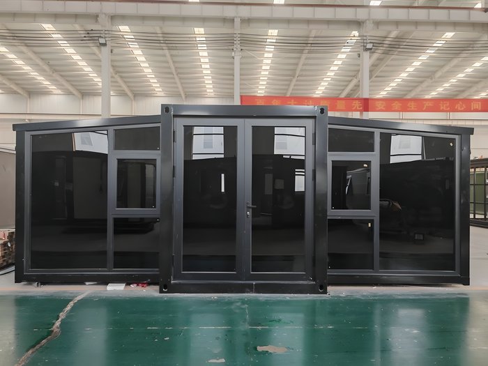 Casa modular AVITA con puertas y ventanales de aluminio negro